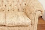 Sofá de quatro lugares estilo inglês Cesterfiel... - Sofá de quatro lugares estilo inglês Cesterfield, encosto e braço em captone forrado com sofisticado tecido em linho.<br>