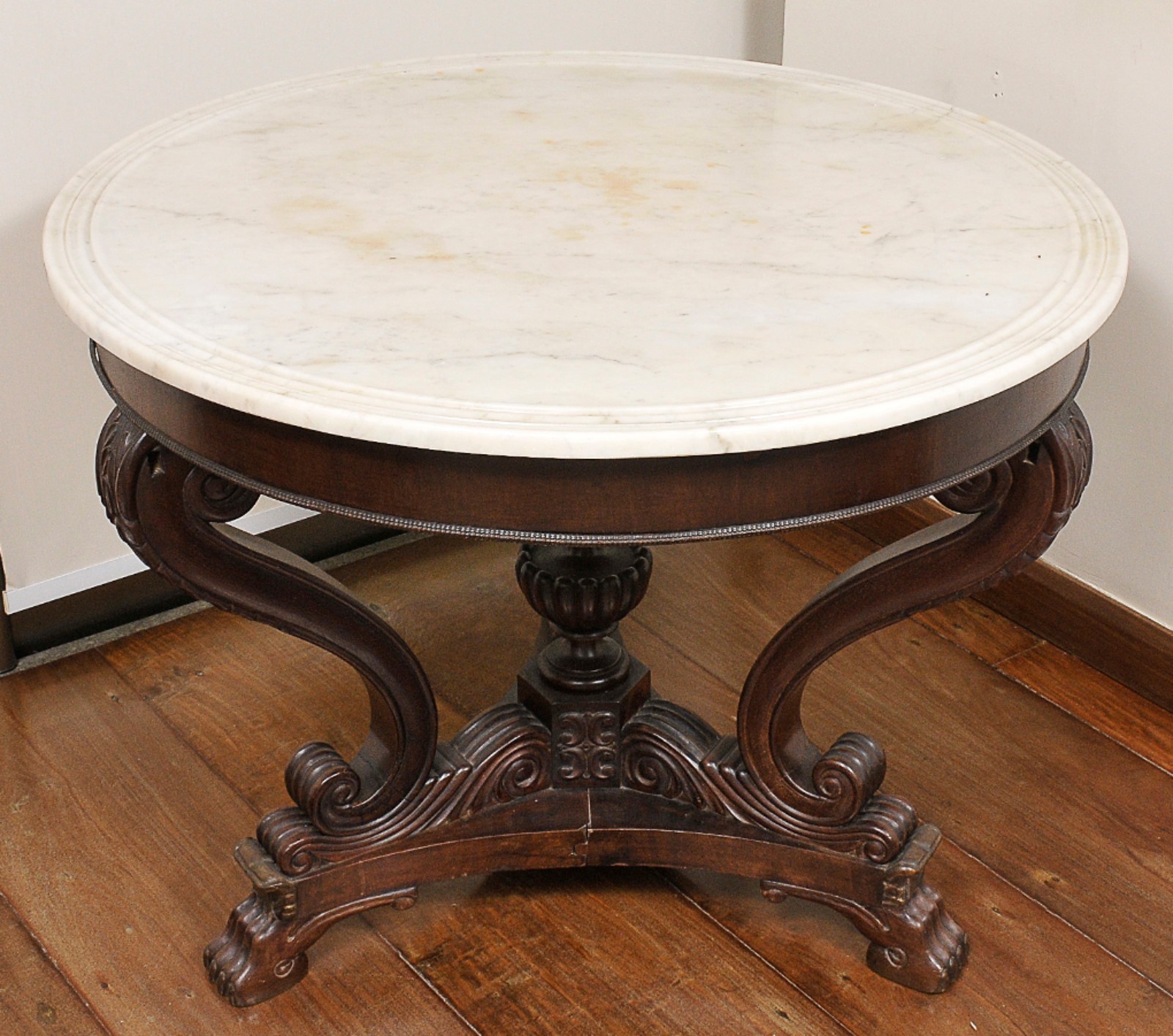 Mesa brasileira, dita "Doceira" com tampo circular em mármore de... - foto 1 de 5