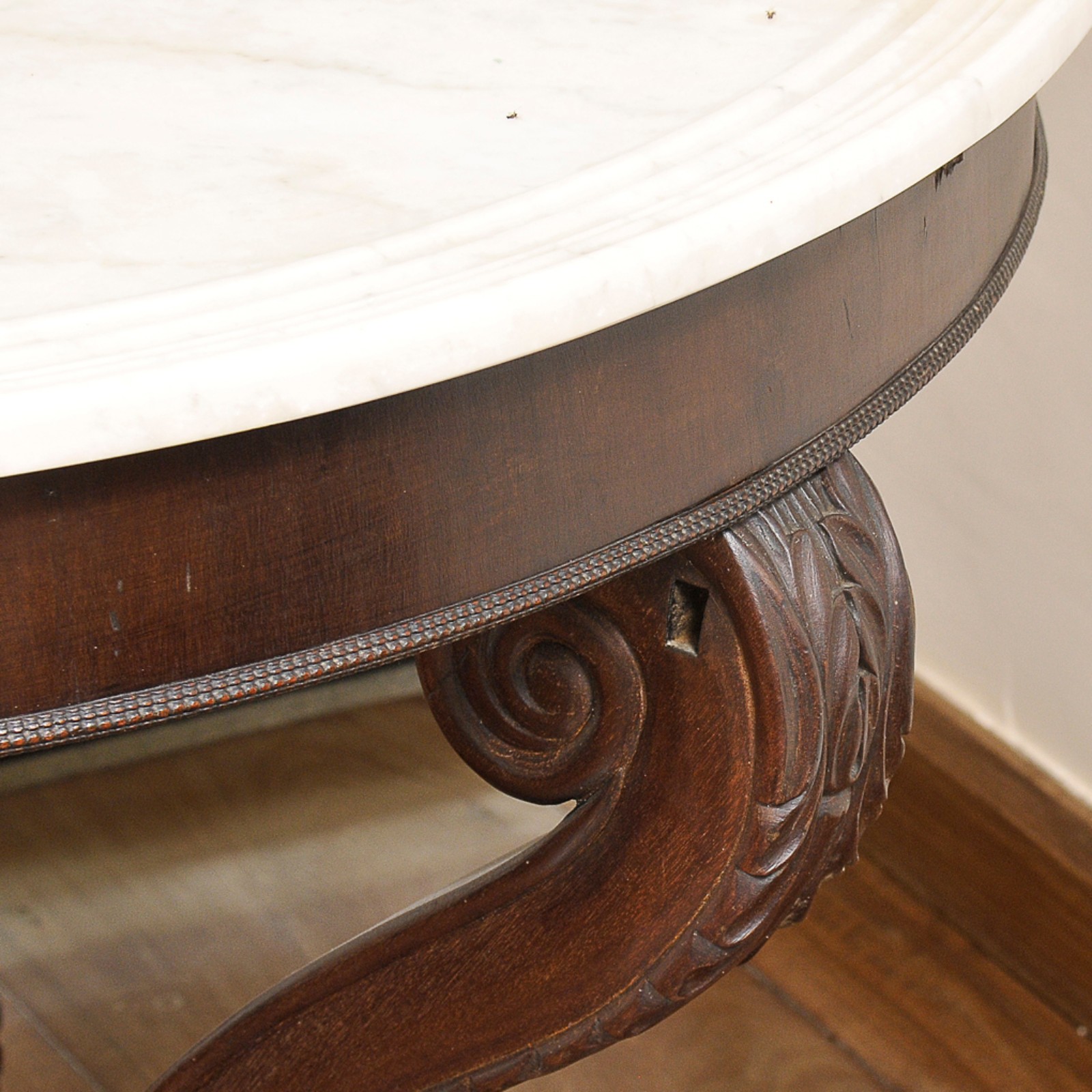 Mesa brasileira, dita "Doceira" com tampo circular em mármore de... - foto 4 de 5