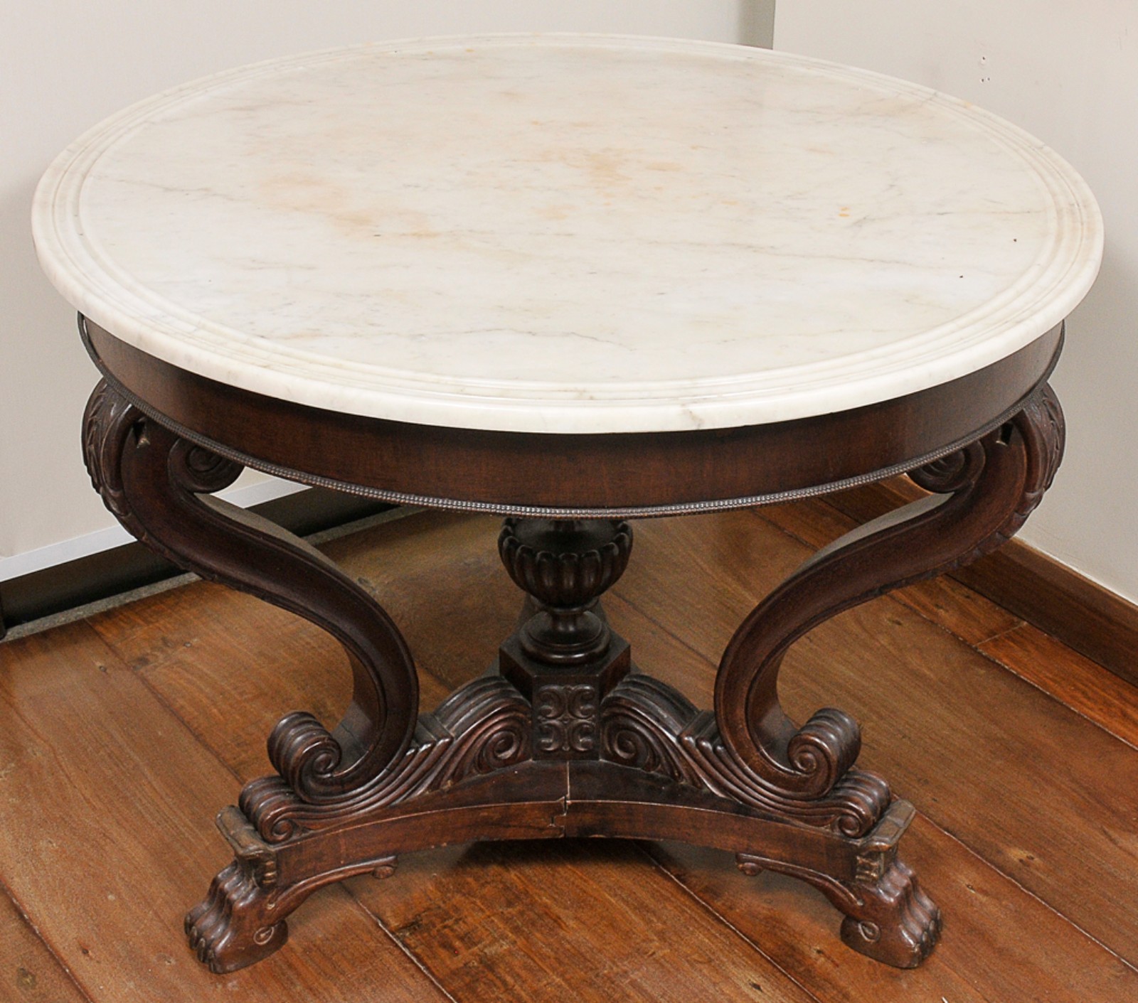 Mesa brasileira, dita "Doceira" com tampo circular em mármore de... - foto 2 de 5