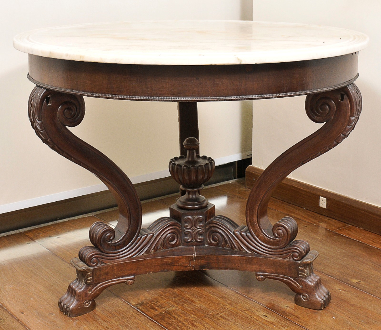 Mesa brasileira, dita "Doceira" com tampo circular em mármore de... - foto 5 de 5