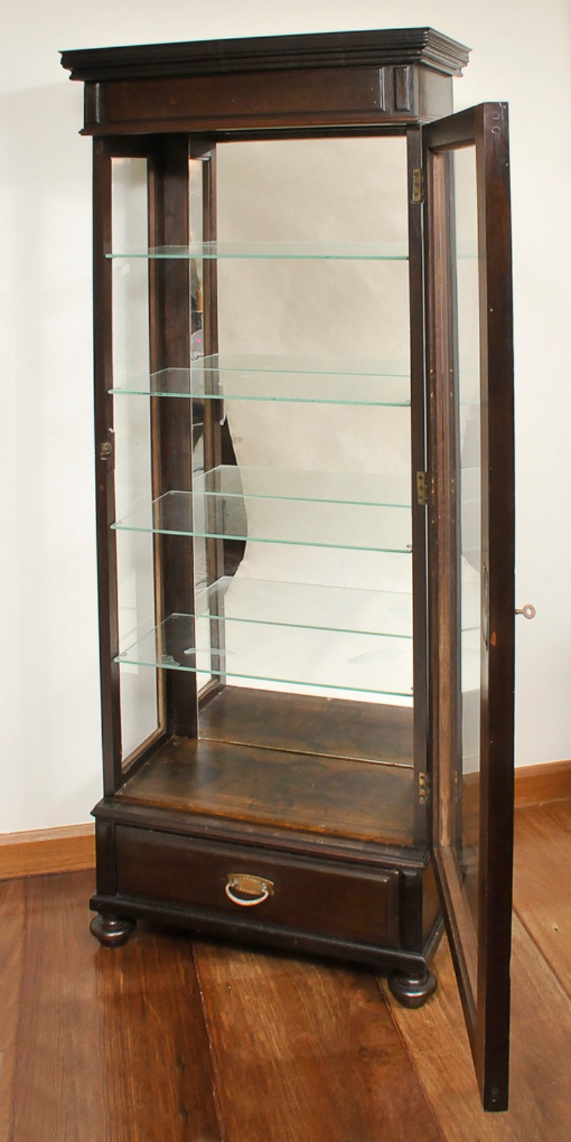 Vitrine em madeira nobre estilo inglês com porta de vidro, cinco... - foto 2 de 6