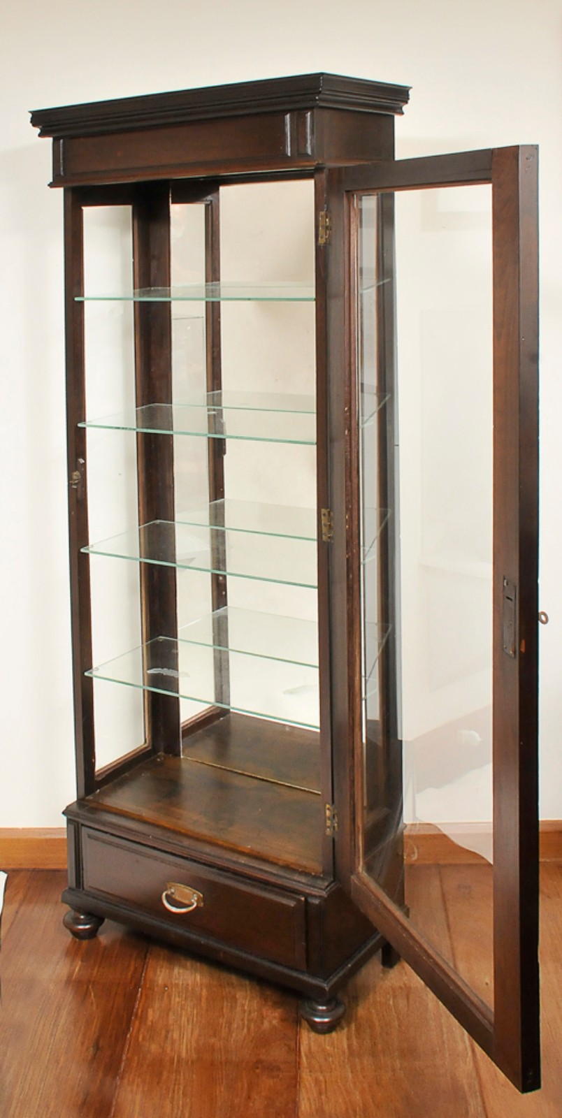 Vitrine em madeira nobre estilo inglês com porta de vidro, cinco... - foto 3 de 6