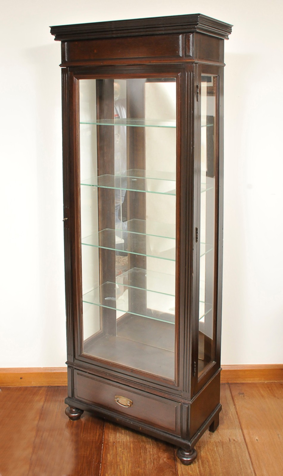 Vitrine em madeira nobre estilo inglês com porta de vidro, cinco... - foto 4 de 6