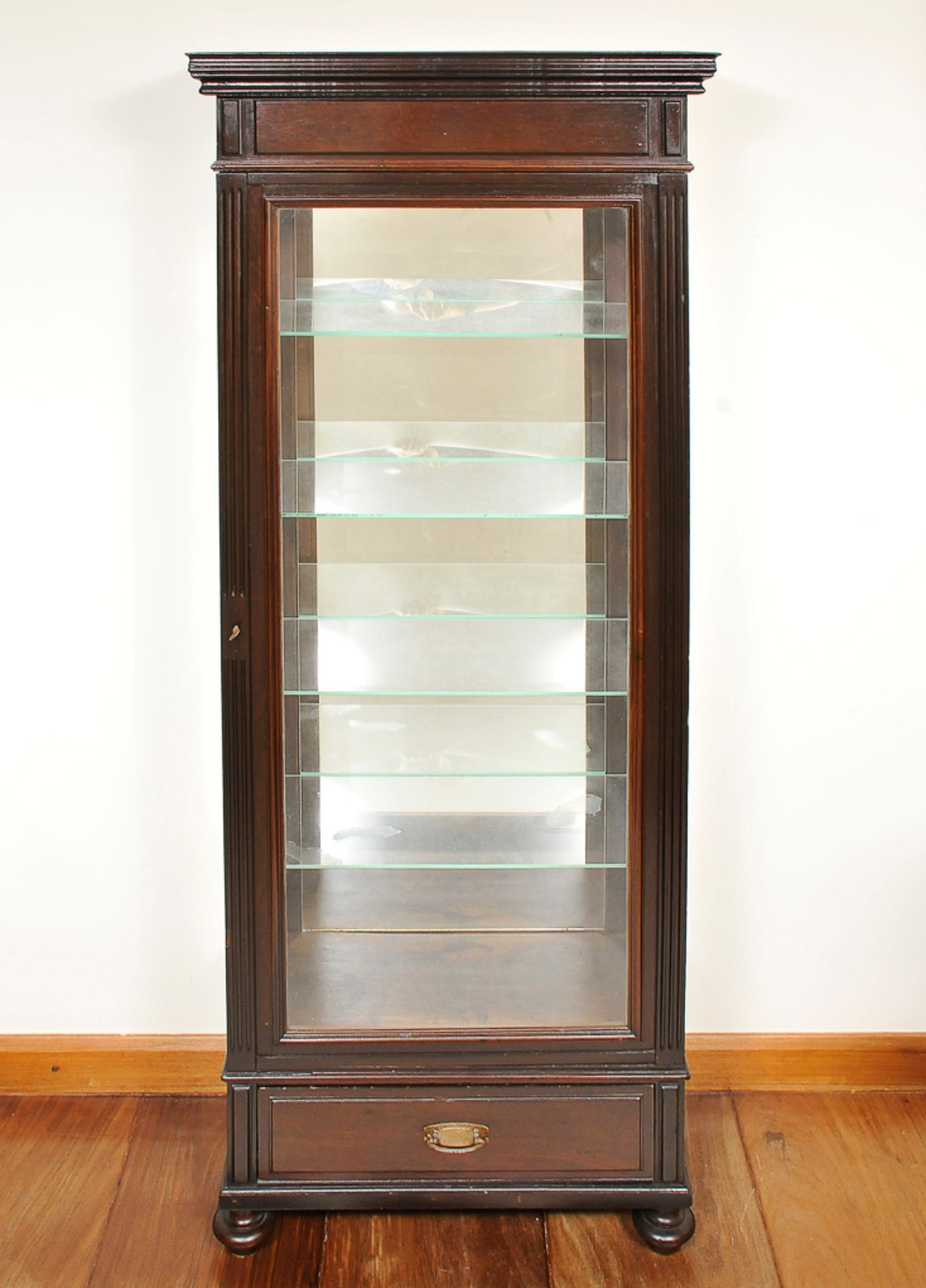 Vitrine em madeira nobre estilo inglês com porta de vidro, cinco... - foto 1 de 6
