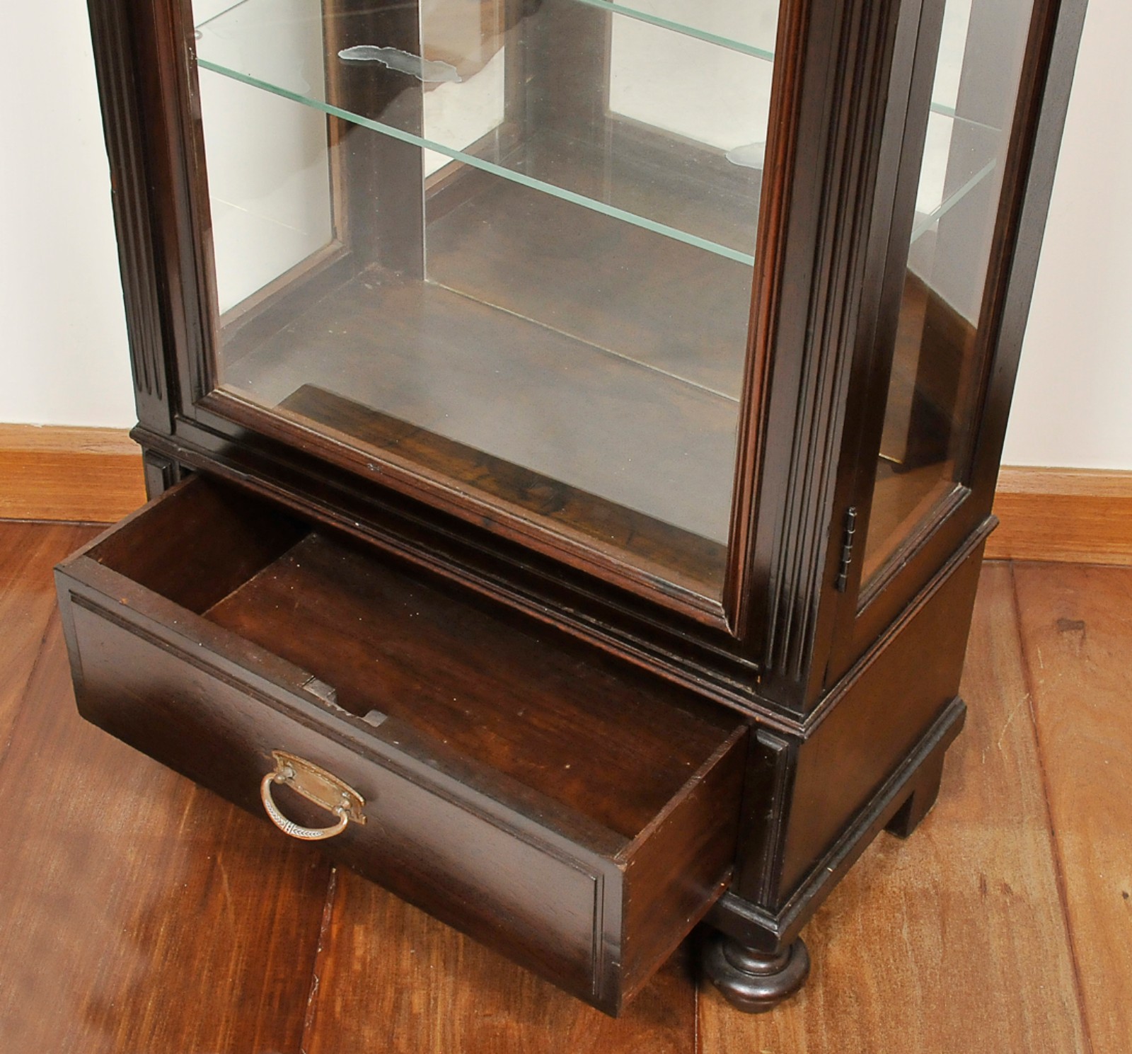 Vitrine em madeira nobre estilo inglês com porta de vidro, cinco... - foto 5 de 6