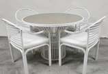 Mesa de jardim confeccionada em ferro patinado ... - Mesa de jardim confeccionada em ferro patinado na cor branca  com base da mesa cercadura vazada e tampo em mármore rajado. Acompanha 4 poltronas...