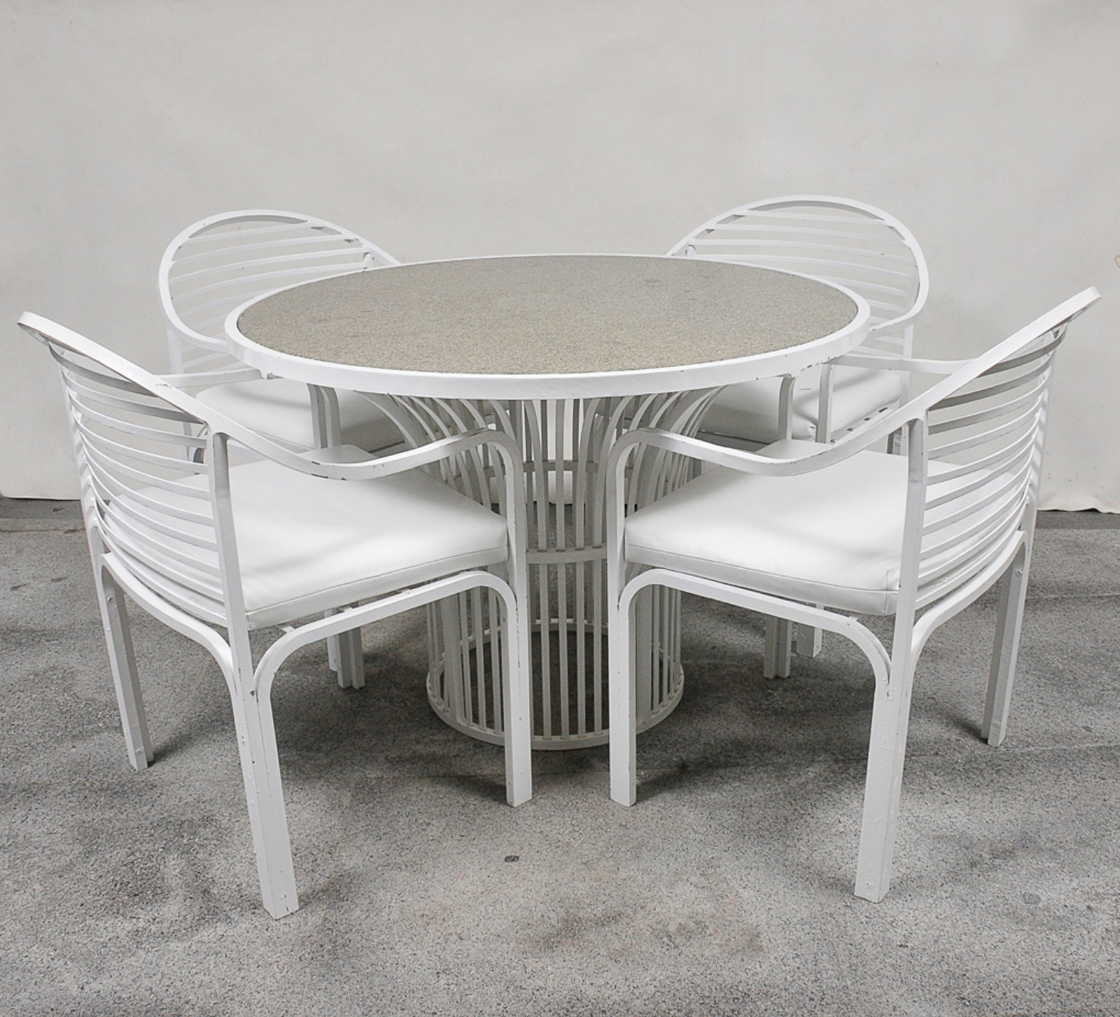 Mesa de jardim confeccionada em ferro patinado na cor branca com base... - foto 1 de 2