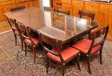Sala de janta em madeira nobre brasileira compo... - Sala de janta em madeira nobre brasileira composta por mesa e oito cadeiras com estofado em couro na cor vermelha e tampo encimado de vidro.