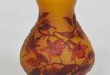 Émile Gallé (atribuído),  - Vaso francês em pasta de vidro na cor âmbar decorado com flores e folhas. <br>Assinado na peça.  C.1900