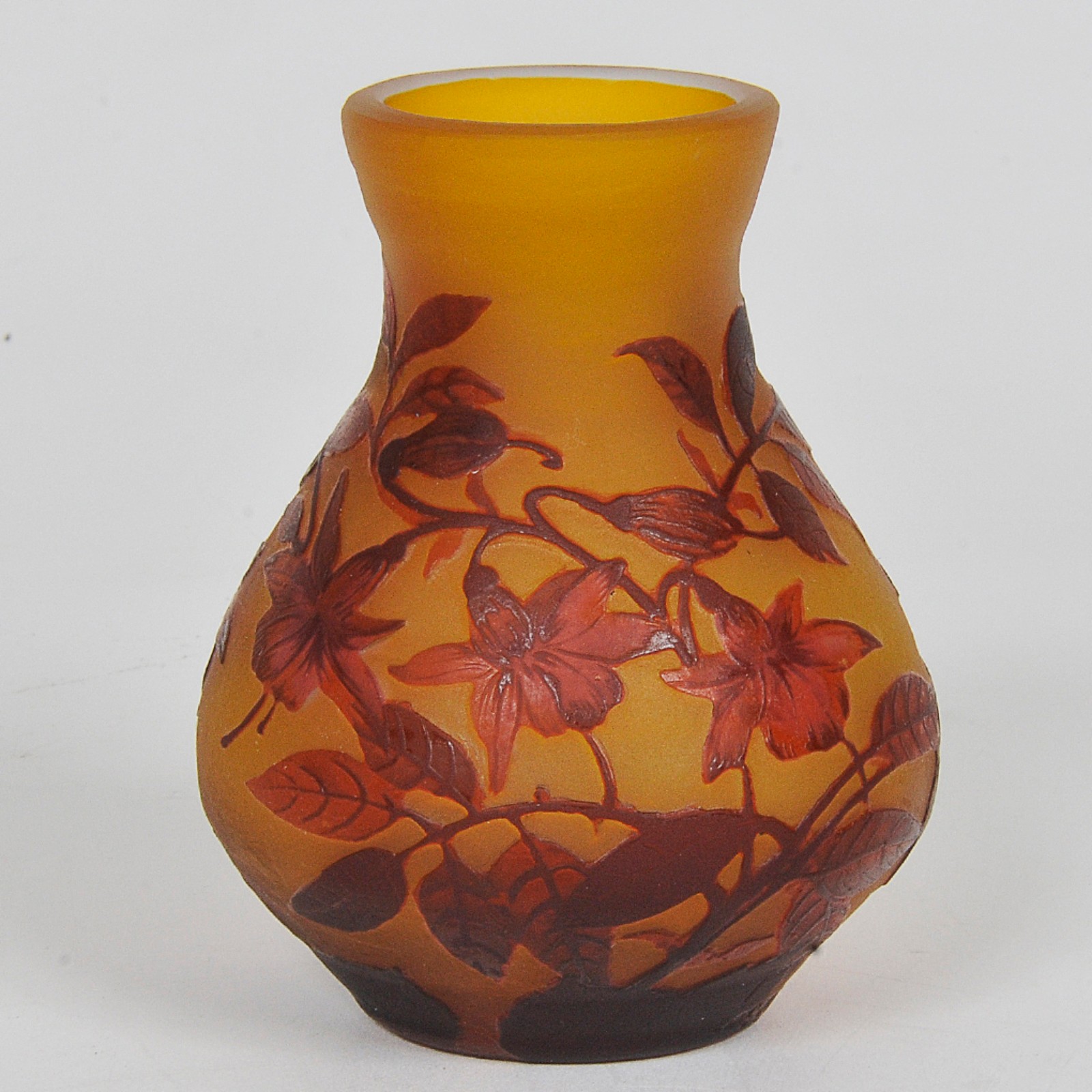 Vaso francês em pasta de vidro na cor âmbar decorado com flores e... - foto 1 de 2
