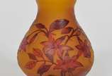 Émile Gallé (atribuído),  - Vaso francês em pasta de vidro na cor âmbar decorado com flores e folhas. <br>Assinado na peça.  C.1900
