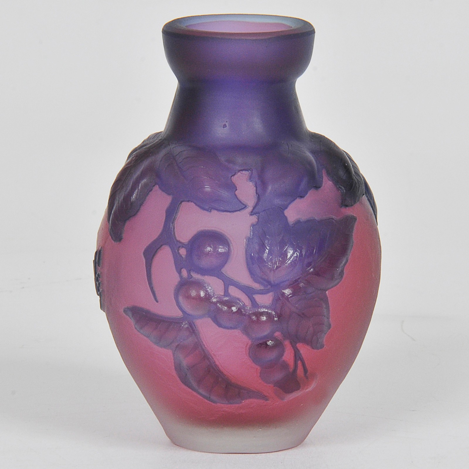 Vaso francês em pasta de vidro na cor uva e vermelho decorado com... - foto 2 de 3
