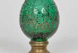 Pinha de coleção em critsal francês na cor verd... - Pinha de coleção em critsal francês na cor verde,<br>lavrado com flores e folhagens em relevo com base metal dourado.<br>
