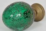 Pinha de coleção em critsal francês na cor verd... - Pinha de coleção em critsal francês na cor verde,<br>lavrado com flores e folhagens em relevo com base metal dourado.<br>