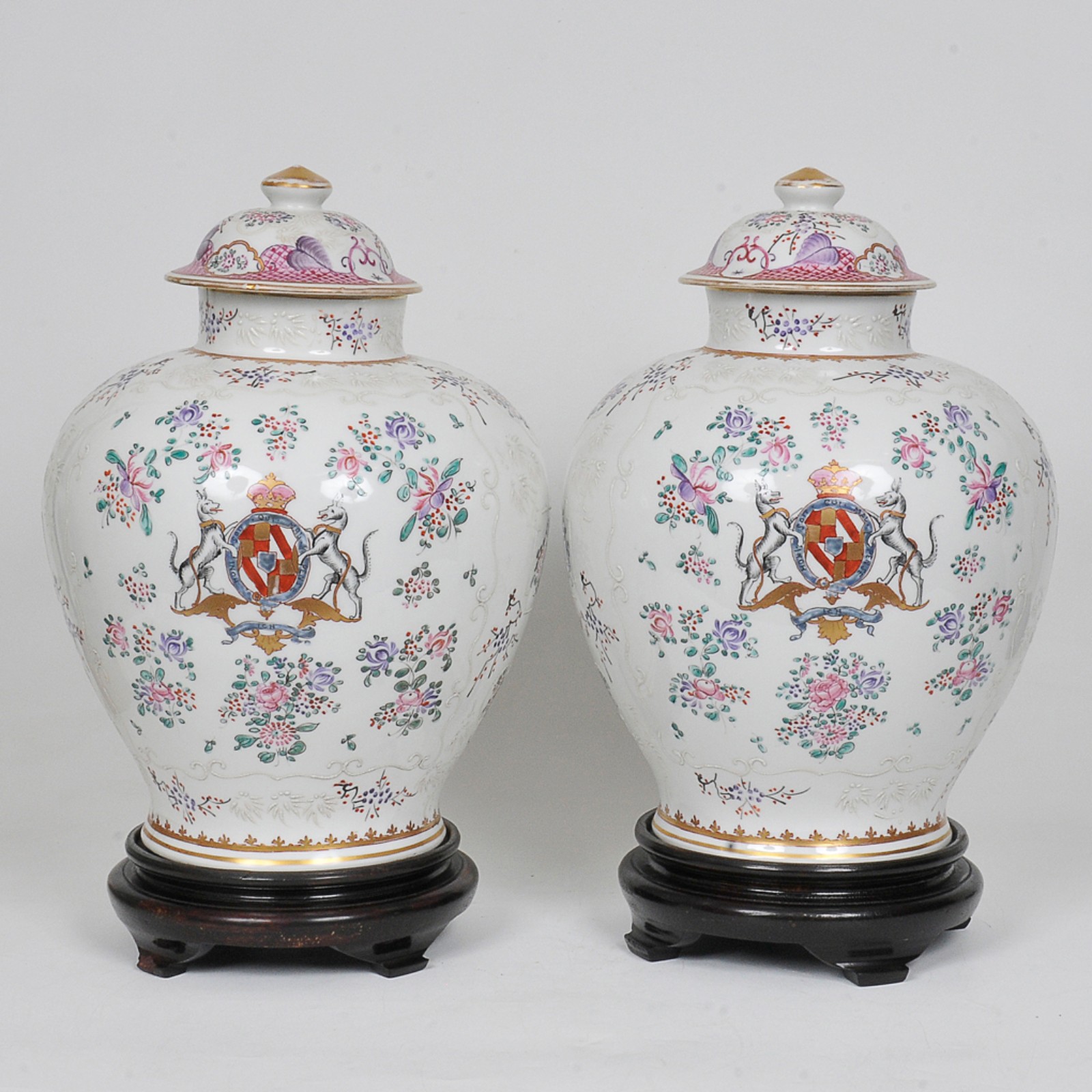 Par de potiches bojudos em porcelana, decoração de motivo floral... - foto 1 de 5