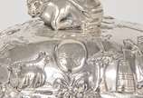 Manteigueira em prata de formato oval com tampa... - Manteigueira em prata de formato oval com tampa e presentoir. Bojo lavrado e vazado com varetas sustentando adornos recortados com animais e árv...