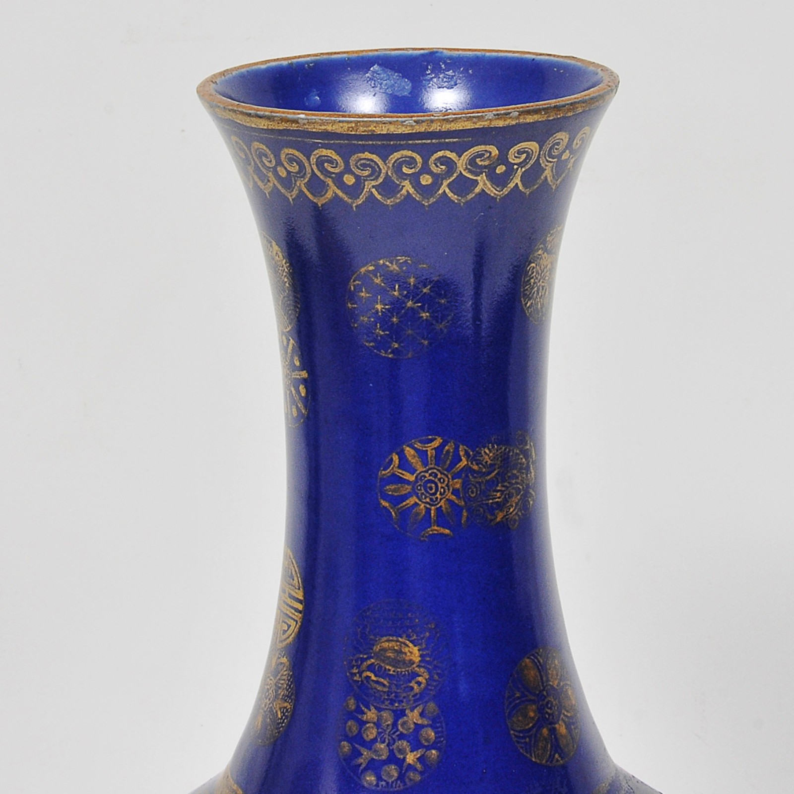 Vaso em porcelana policromada em azul cobalto e ouro, decorado com... - foto 2 de 3