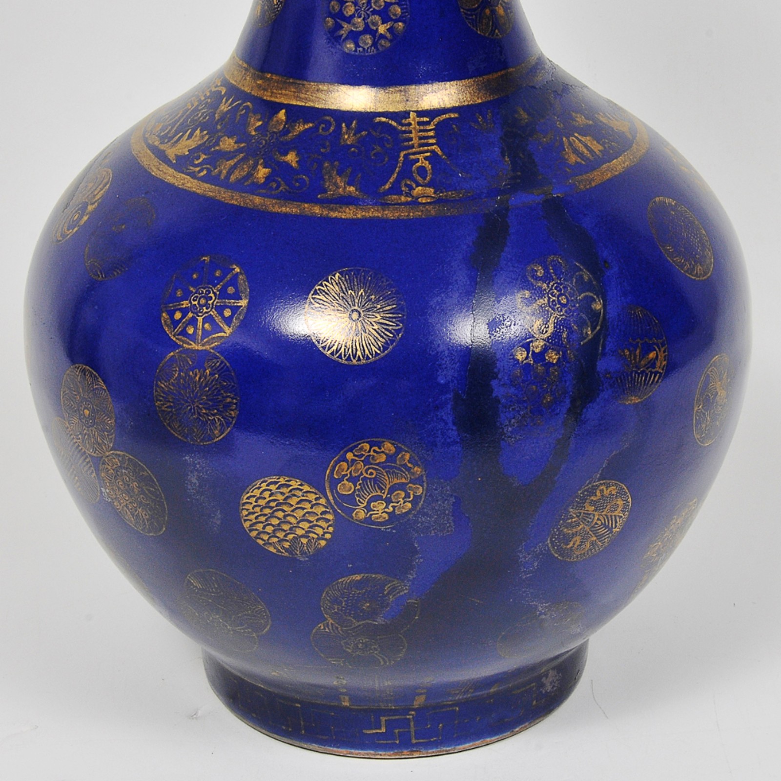 Vaso em porcelana policromada em azul cobalto e ouro, decorado com... - foto 3 de 3