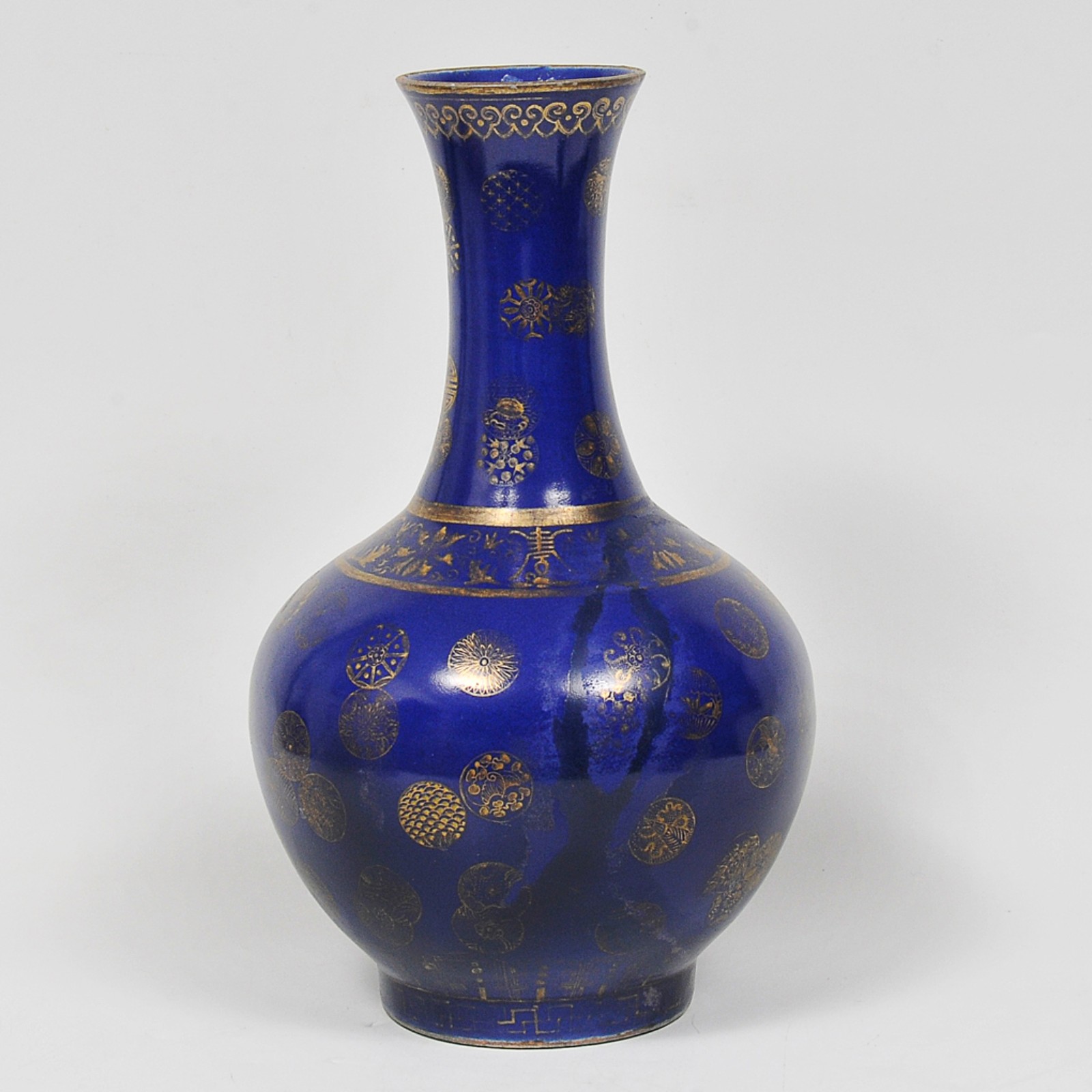 Vaso em porcelana policromada em azul cobalto e ouro, decorado com... - foto 1 de 3