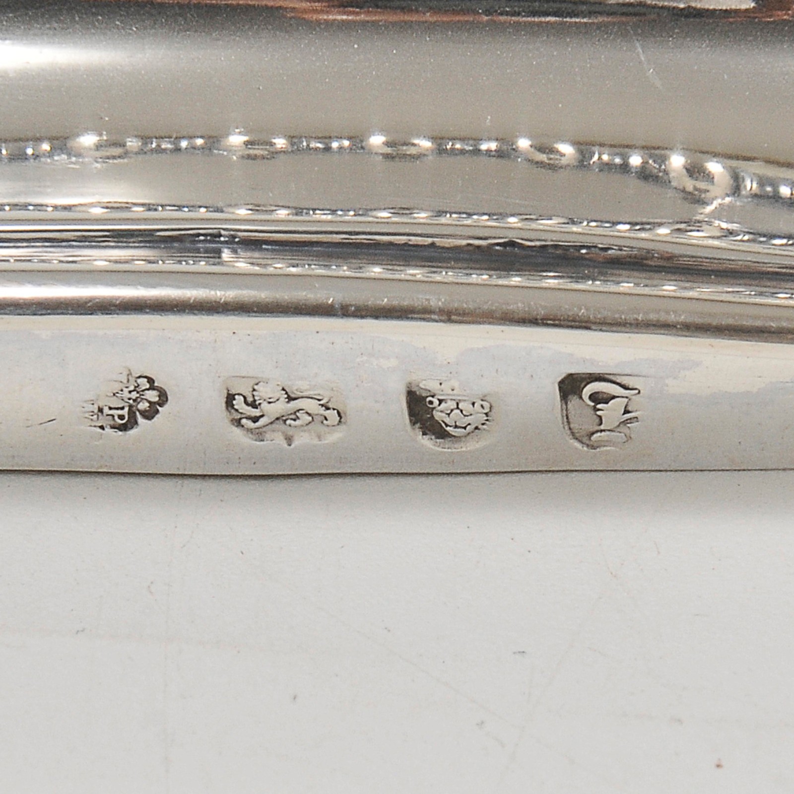 Sopeira oval em prata inglesa repuxada e cinzelada, ornamentada por... - foto 6 de 8