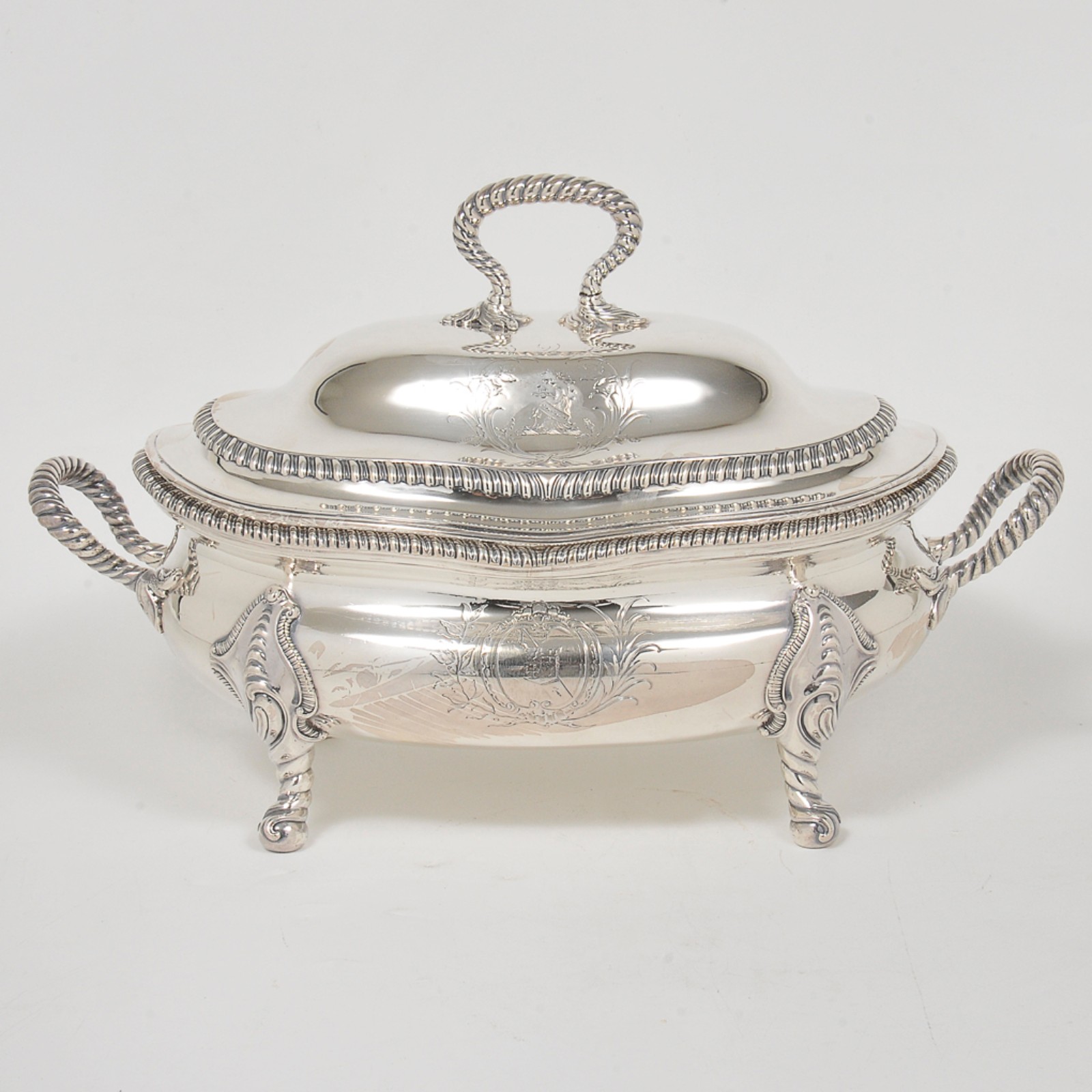 Sopeira oval em prata inglesa repuxada e cinzelada, ornamentada por... - foto 1 de 8