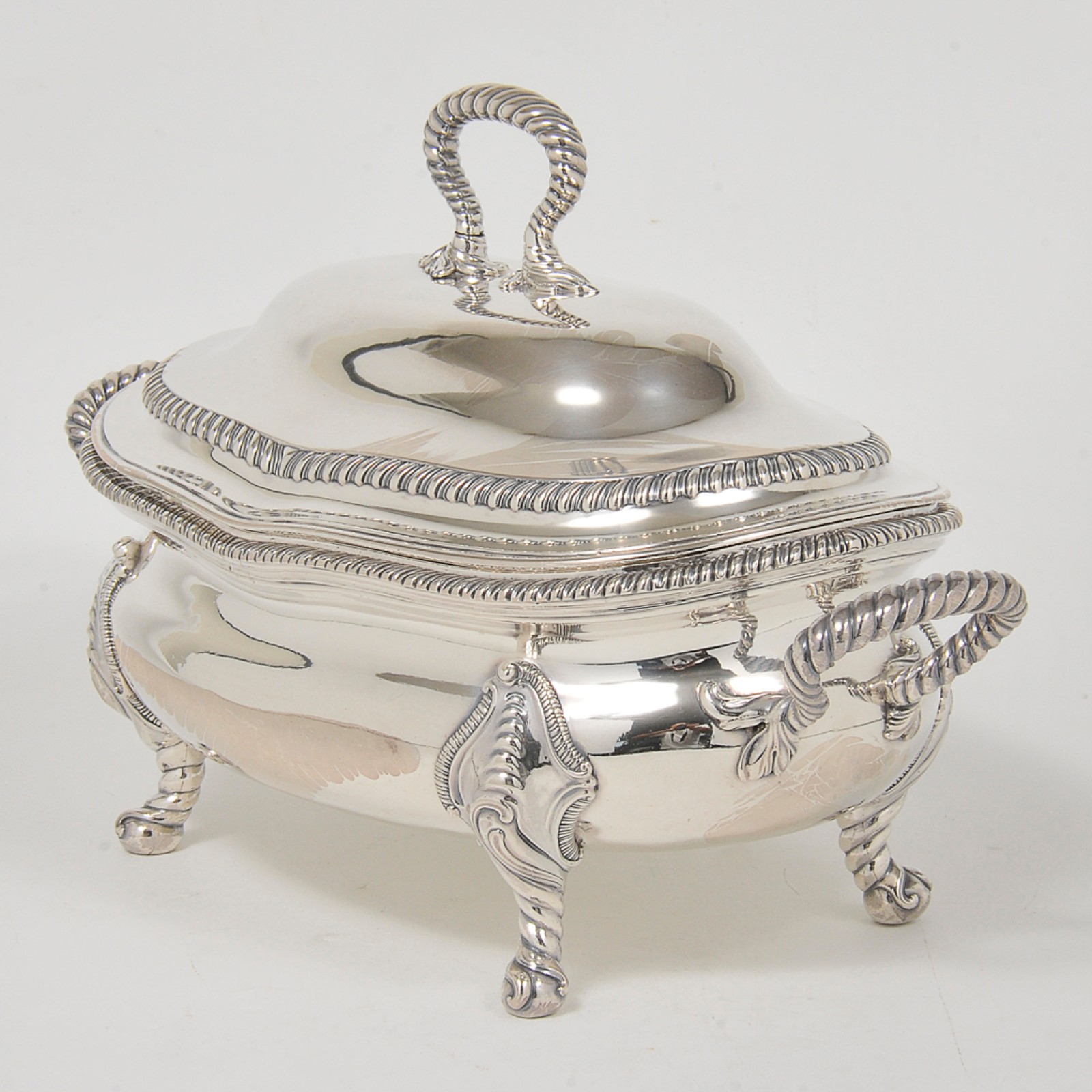 Sopeira oval em prata inglesa repuxada e cinzelada, ornamentada por... - foto 2 de 8