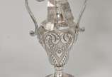 Par de palmas em metal prateado brasileiro, orn... - Par de palmas em metal prateado brasileiro, ornamentadas por folhagem, volutas, vasos de flores, perolados, vazados e repuxados. Jarras de forma...