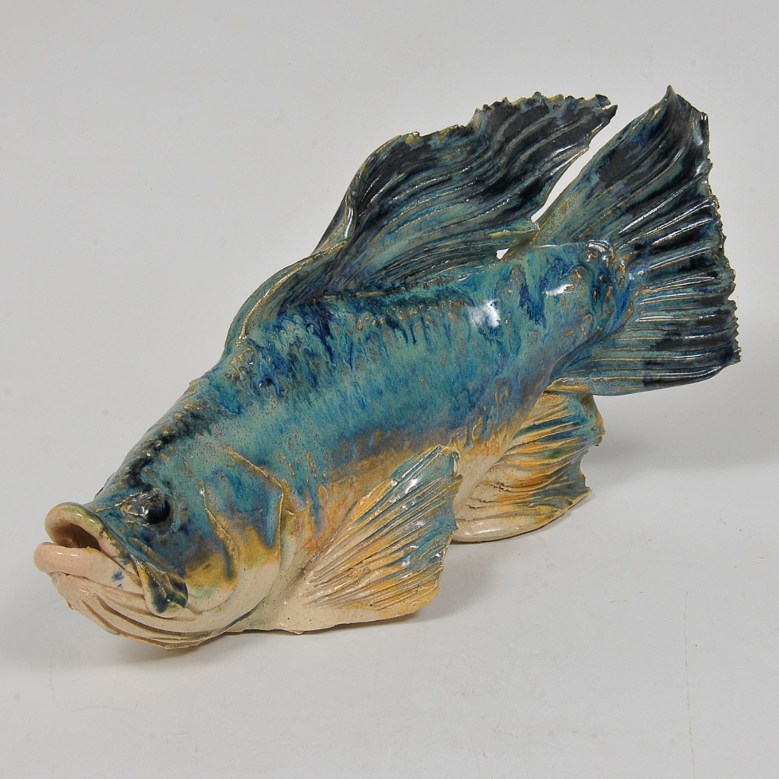 Escultura em cerâmica policromada representando peixe, assinado na... - foto 1 de 6