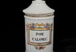Antigo pote de farmácia em porcelana europeia p... - Antigo pote de farmácia em porcelana europeia policromada, galeria central com inscrição“ POM: CALOM:C:, pintados a mão. <br>Séc. XIX/XX<br>