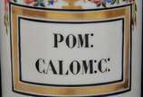 Antigo pote de farmácia em porcelana europeia p... - Antigo pote de farmácia em porcelana europeia policromada, galeria central com inscrição“ POM: CALOM:C:, pintados a mão. <br>Séc. XIX/XX<br>
