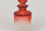 Baccarat (1764),  - Conjunto de toucador em cristal francês Baccarat depose nos tons translúcido e rubi com corpo retorcido. Peça marcada.