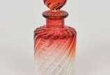 Baccarat (1764),  - Conjunto de toucador em cristal francês Baccarat depose nos tons translúcido e rubi com corpo retorcido. Peça marcada.