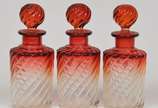 Baccarat (1764),  - Conjunto de toucador em cristal francês Baccarat depose nos tons translúcido e rubi com corpo retorcido. Peça marcada.