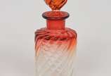 Baccarat (1764),  - Conjunto de toucador em cristal francês Baccarat depose nos tons translúcido e rubi com corpo retorcido. Peça marcada.