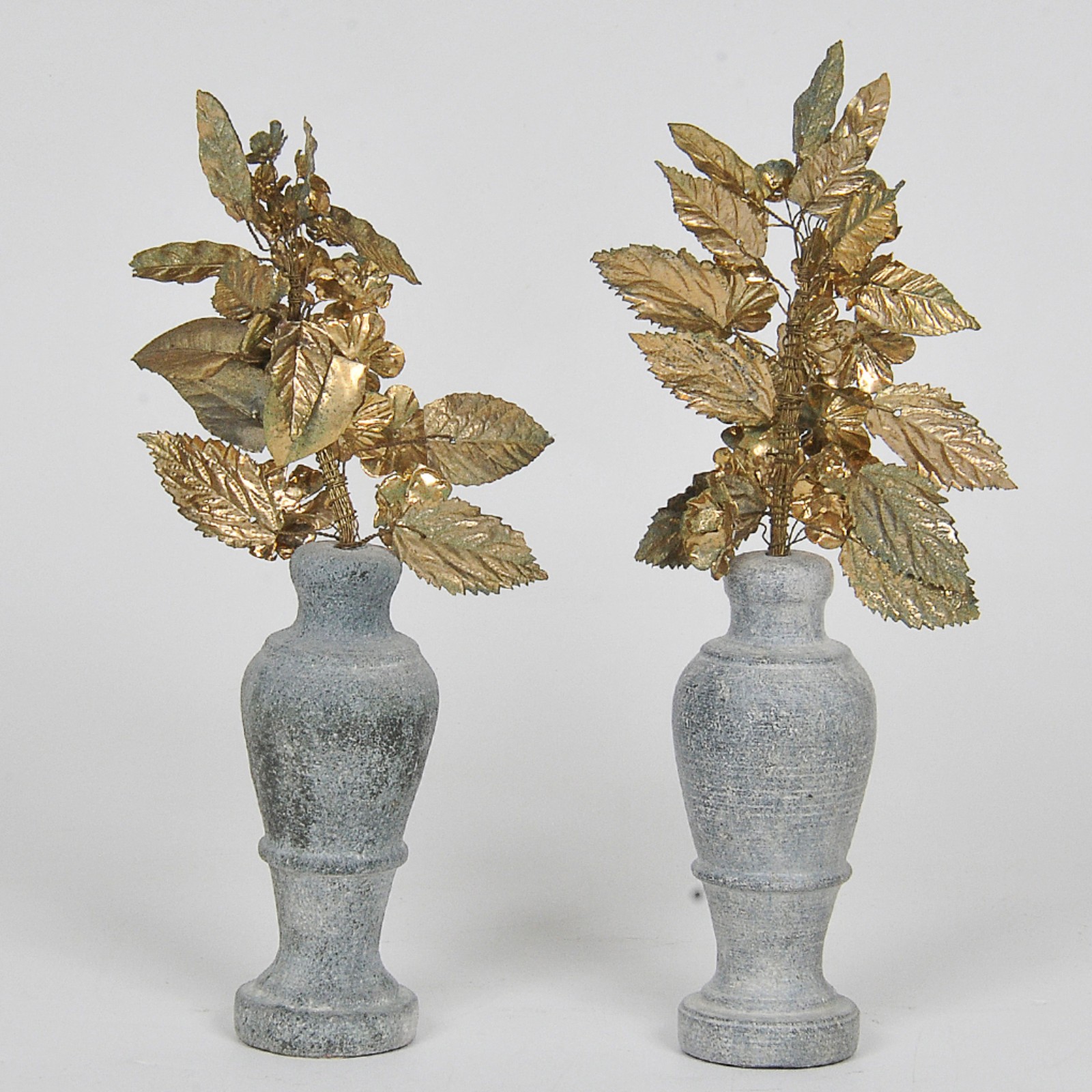 Par de vasinhos decorativos em pela com enfeite em metal dourado no... - foto 1 de 2