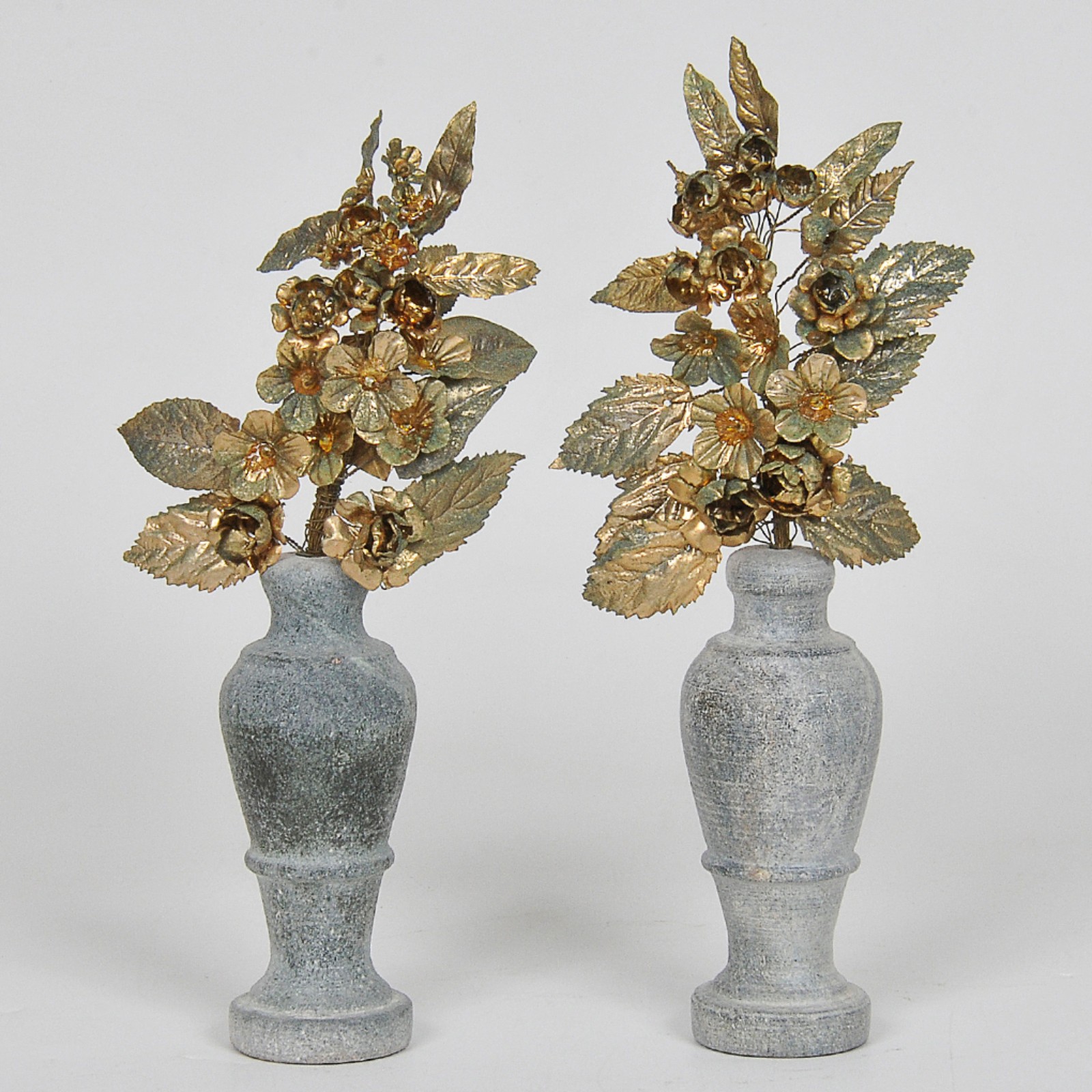 Par de vasinhos decorativos em pela com enfeite em metal dourado no... - foto 2 de 2