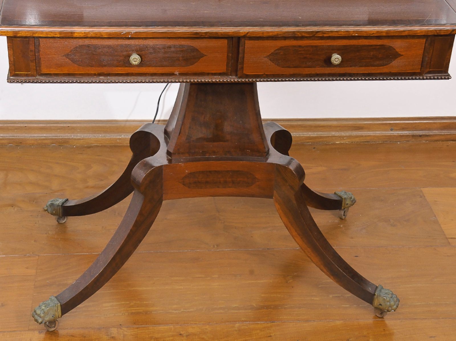 "Sofa Table" Inglês em madeira lustrada realçada por adornos e frisos... - foto 2 de 3