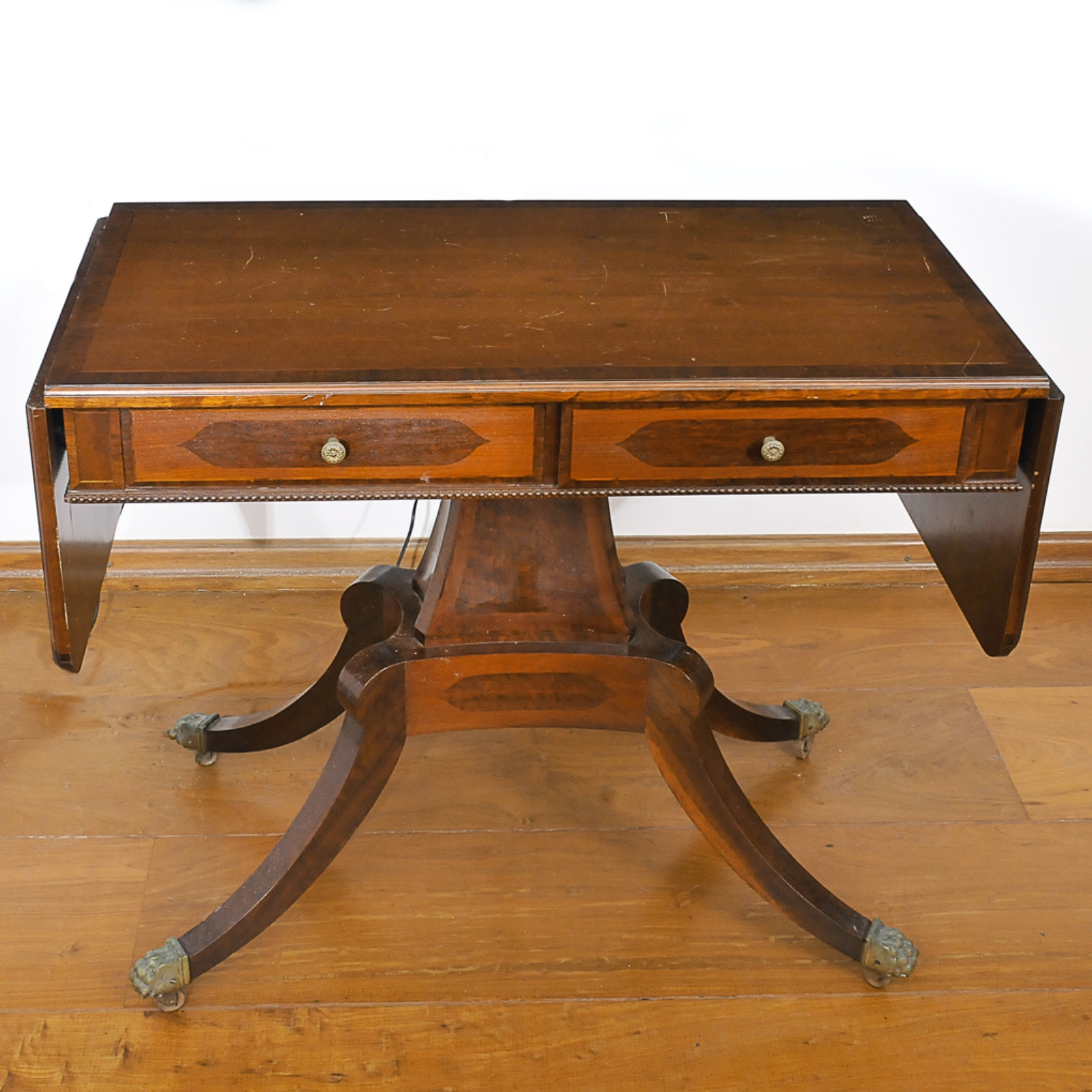 "Sofa Table" Inglês em madeira lustrada realçada por adornos e frisos... - foto 1 de 3