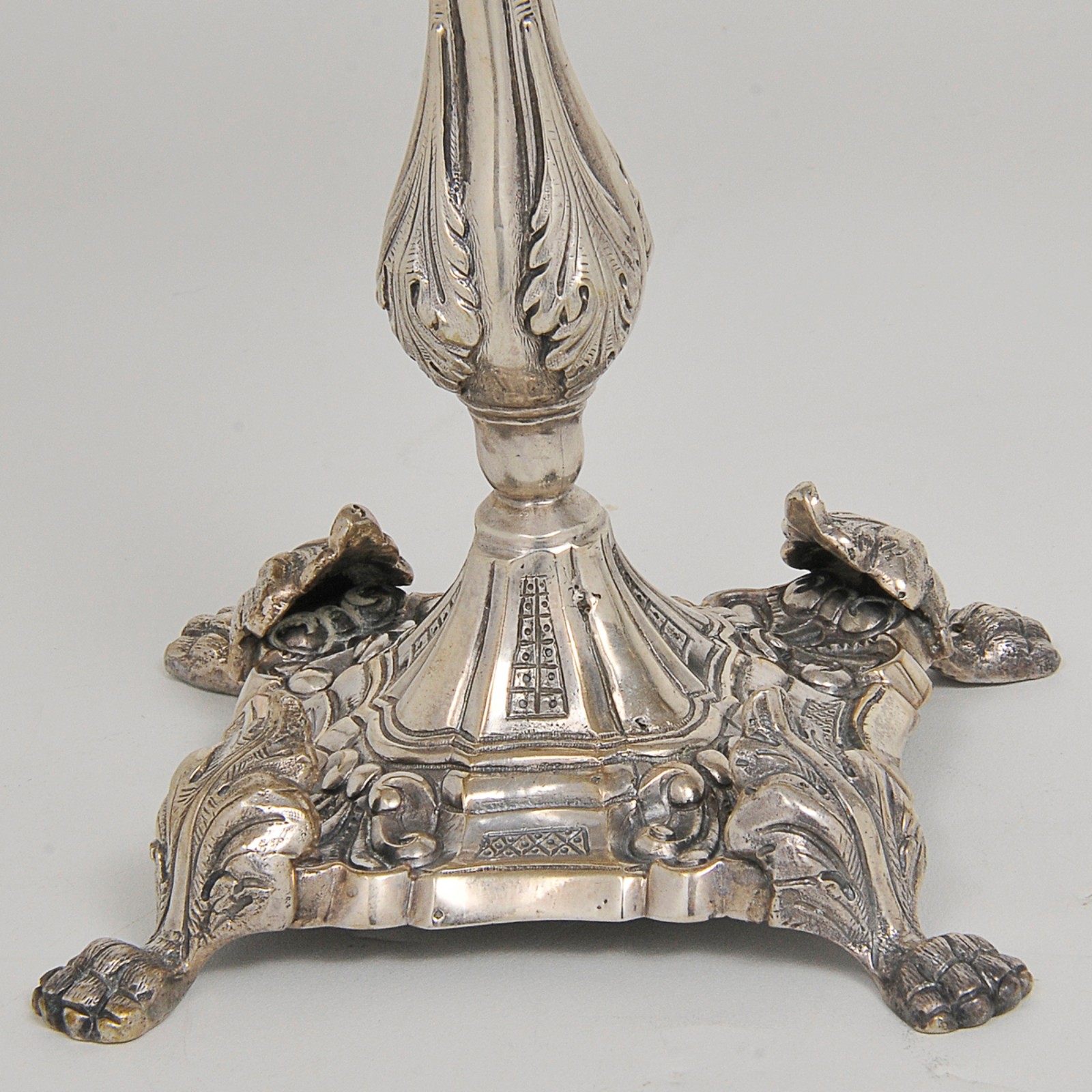 Par de candelabros para 3 velas em prata e cinzelada. Hastes... - foto 4 de 5