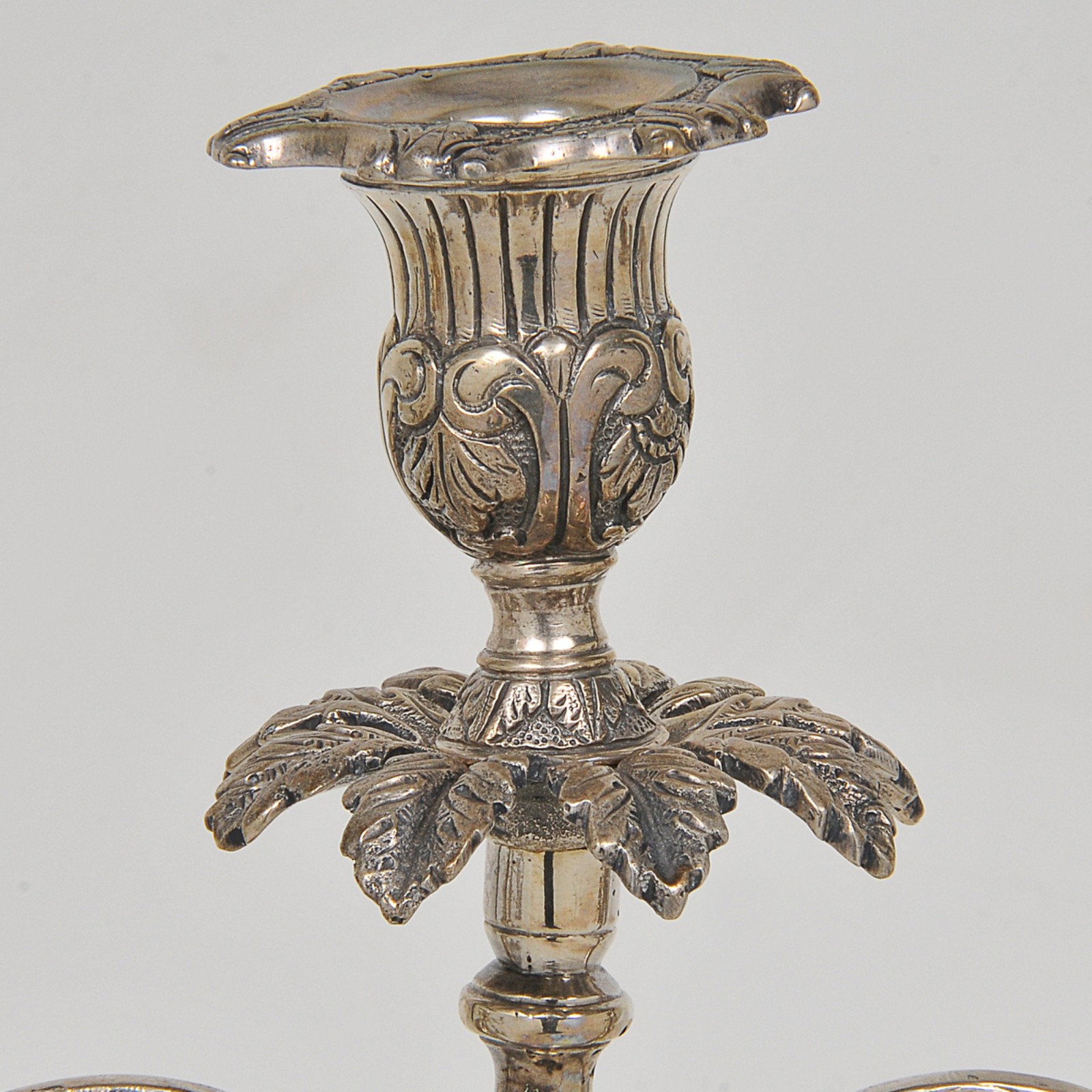 Par de candelabros para 3 velas em prata e cinzelada. Hastes... - foto 3 de 5