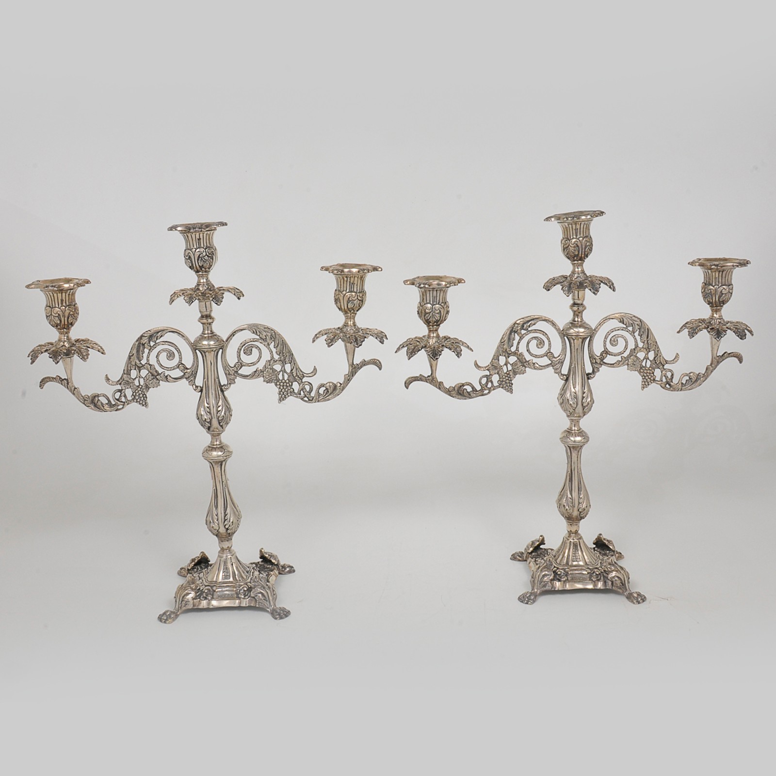 Par de candelabros para 3 velas em prata e cinzelada. Hastes... - foto 1 de 5