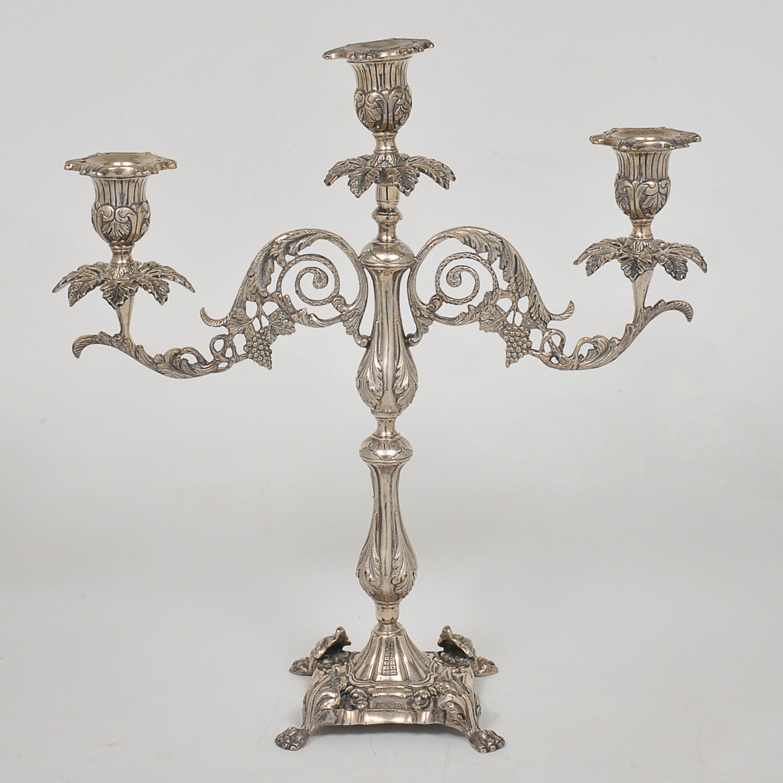 Par de candelabros para 3 velas em prata e cinzelada. Hastes... - foto 2 de 5