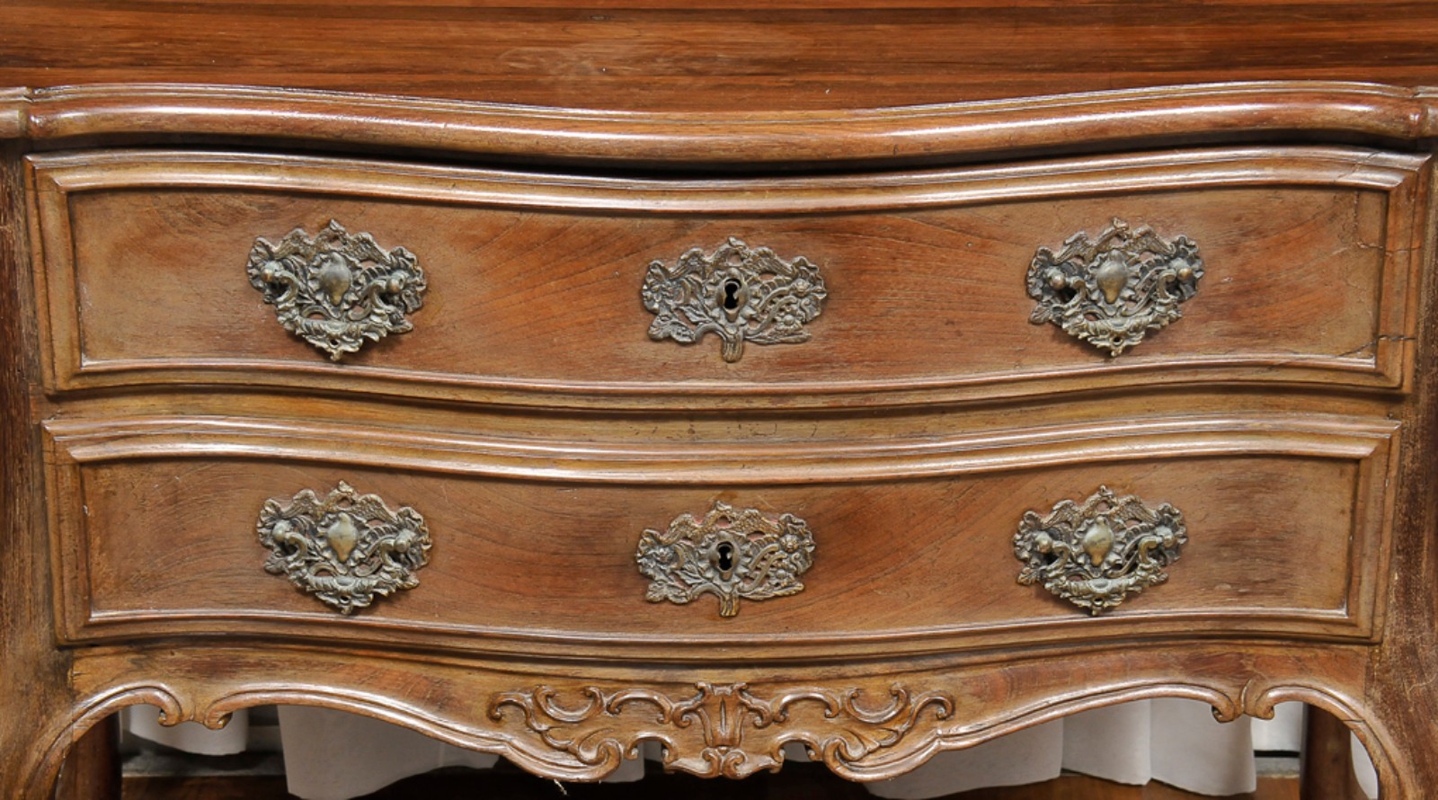 Mini cômoda estilo Dom João V em jacarandá ricamente entalhada com 2... - foto 3 de 4