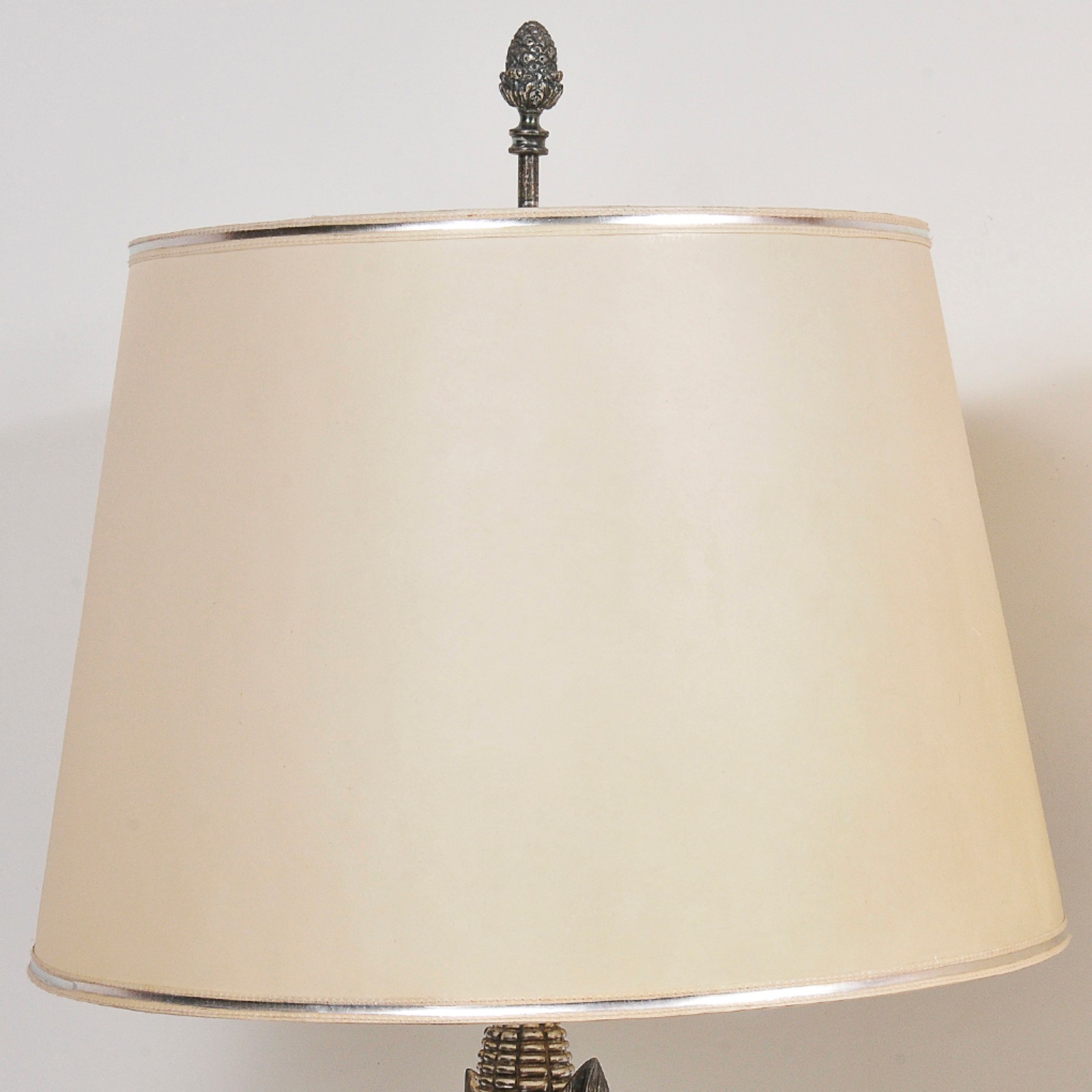 Par de luminárias de mesa inglesa com coluna central em forma de... - foto 3 de 3