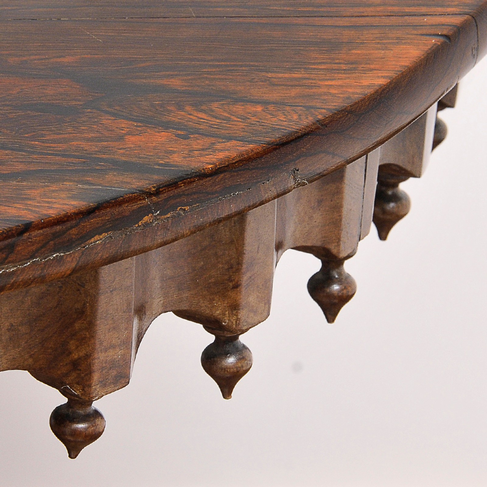 Mesa de apresentação do séc.XIX confeccionada em jacarandá com tampo... - foto 3 de 3