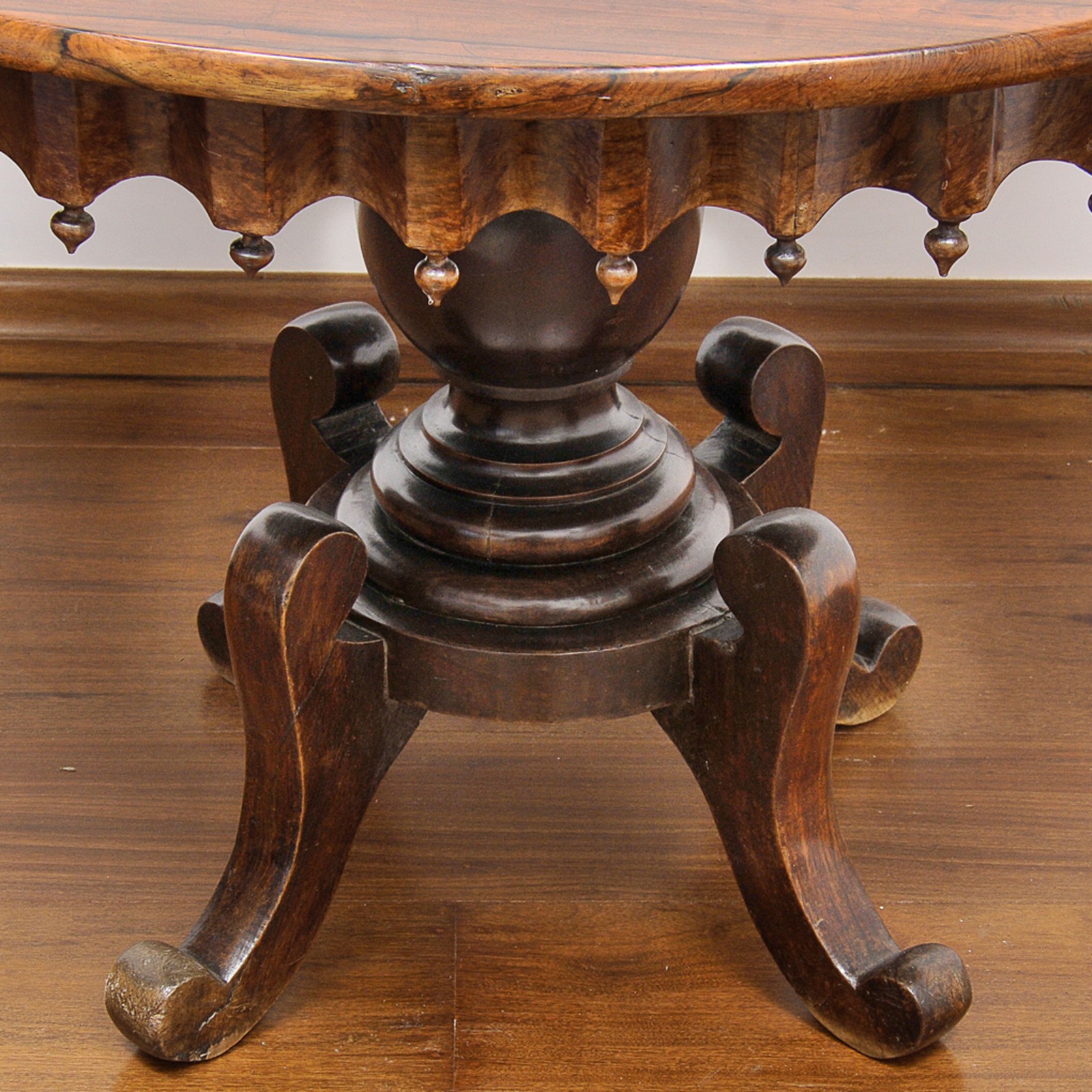 Mesa de apresentação do séc.XIX confeccionada em jacarandá com tampo... - foto 2 de 3