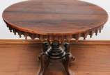 Mesa de apresentação do séc.XIX confeccionada e... - Mesa de apresentação do séc.XIX confeccionada em jacarandá com tampo circular e saia com bilros, apoiada sobre base no formato de anfora tornead...
