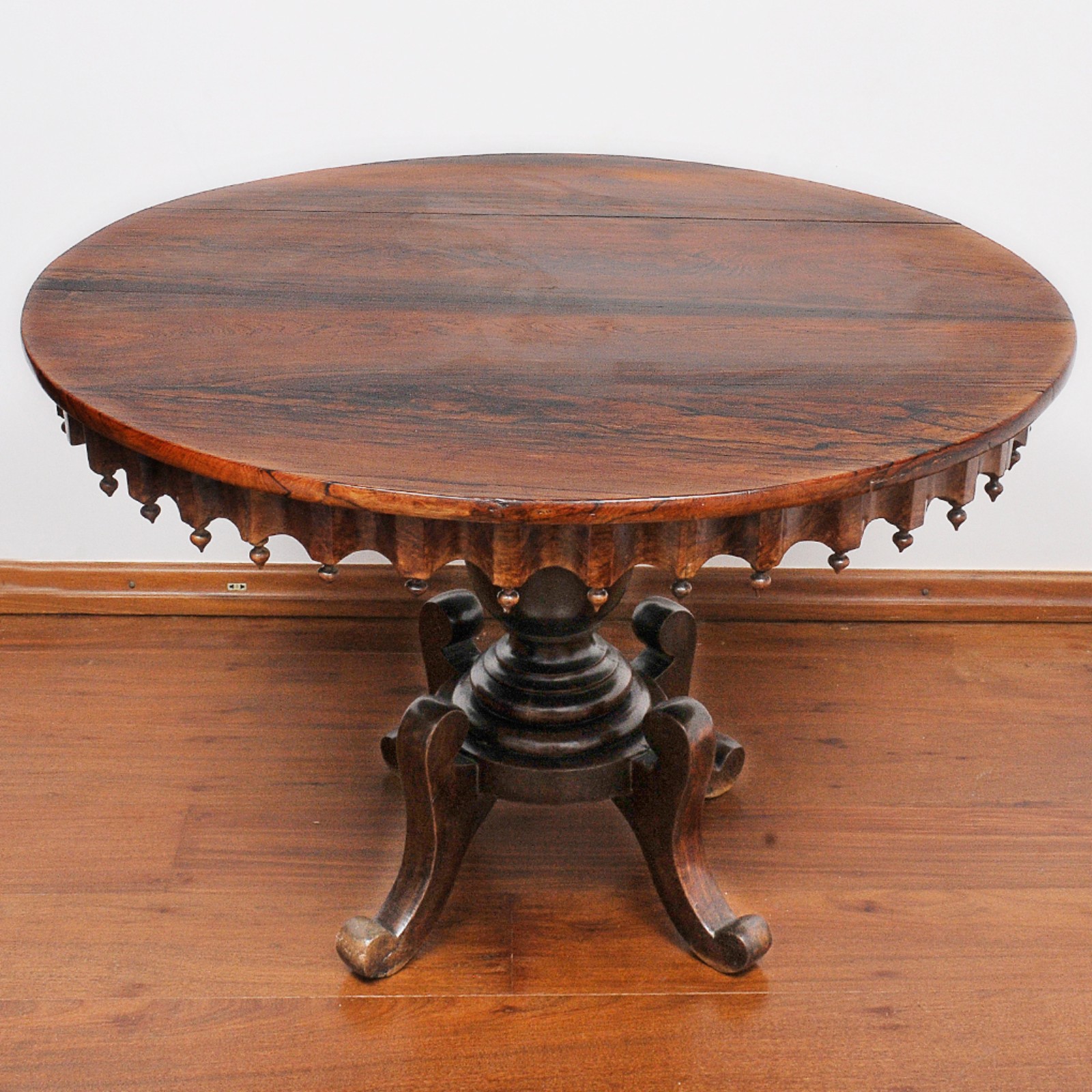 Mesa de apresentação do séc.XIX confeccionada em jacarandá com tampo... - foto 1 de 3