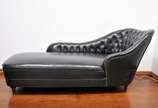 Chaise long estilo inglesa do século XX em cour... - Chaise long estilo inglesa do século XX em couro Preto com encosto capitone, pés em madeira nobre <br>